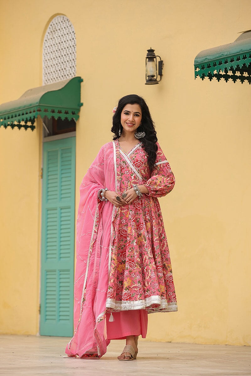 Mehar Anarkali Blumenbedrucktes, gerafftes Anzug-Set mit Palazzo und Dupatta