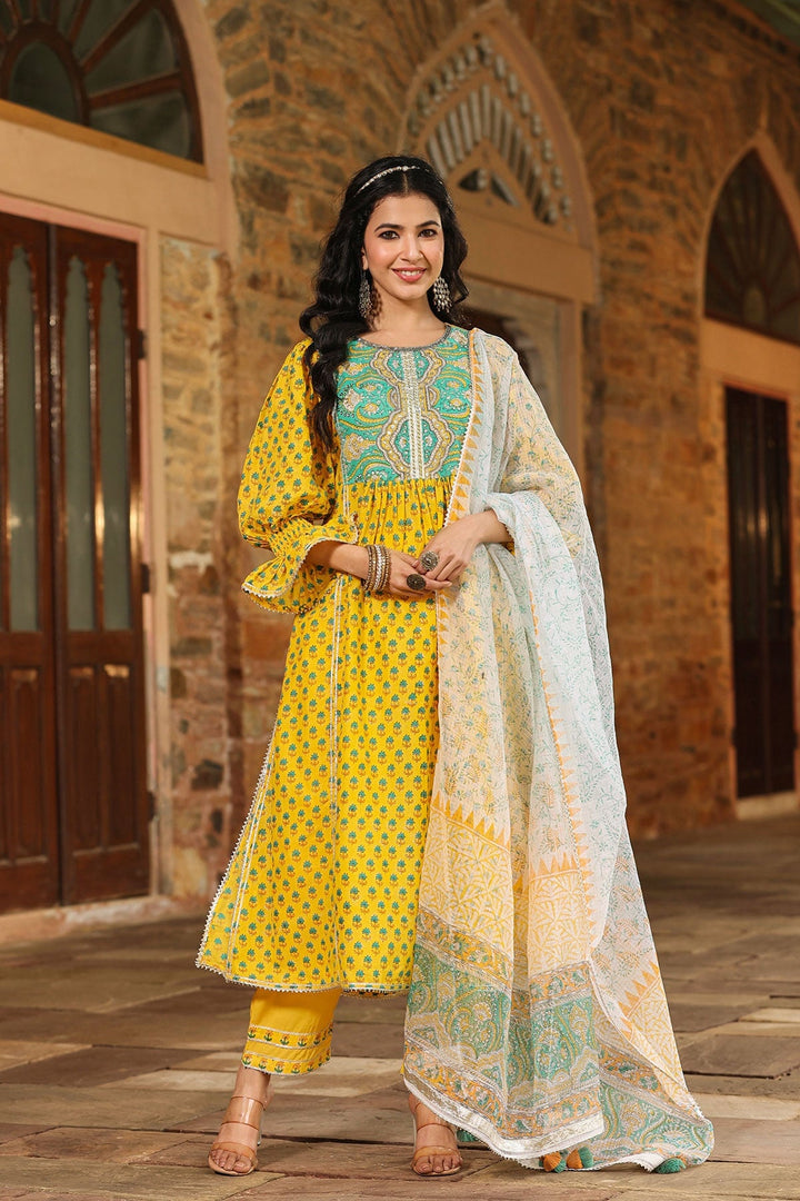 Guljaan Kurta mit hohem Schlitz und Blockdruck, Blumendruck, Hose und Dupatta