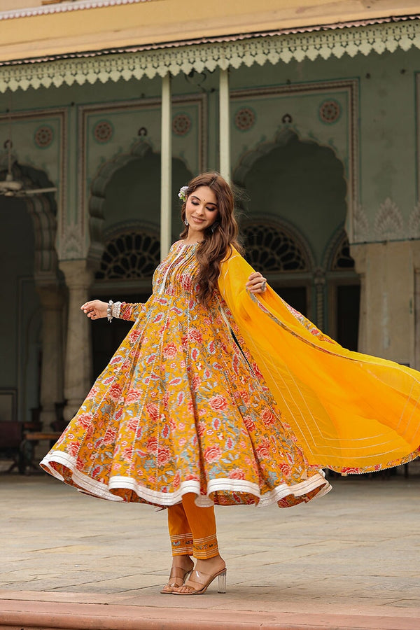 Inaya Gelbes Anarkali-Anzugset mit Blumendruck, Hose und Dupatta