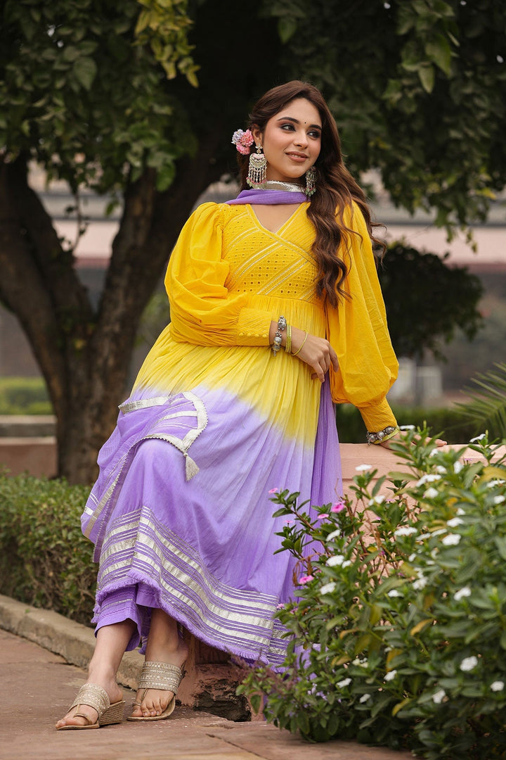 Ashmi Yellow Lavender Ombre Long Flared Gota Lace Kurta mit Hose und Dupatta