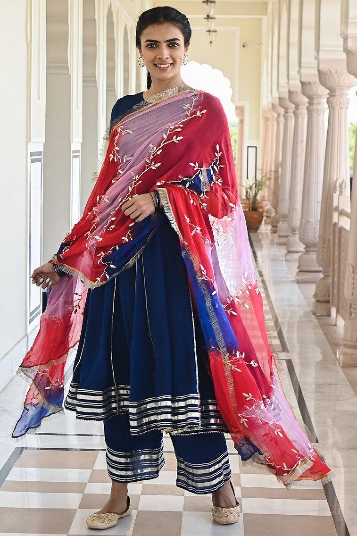 Gauri Deep Blue Ausgestelltes Gota Kurta mit Sharara & Dupatta