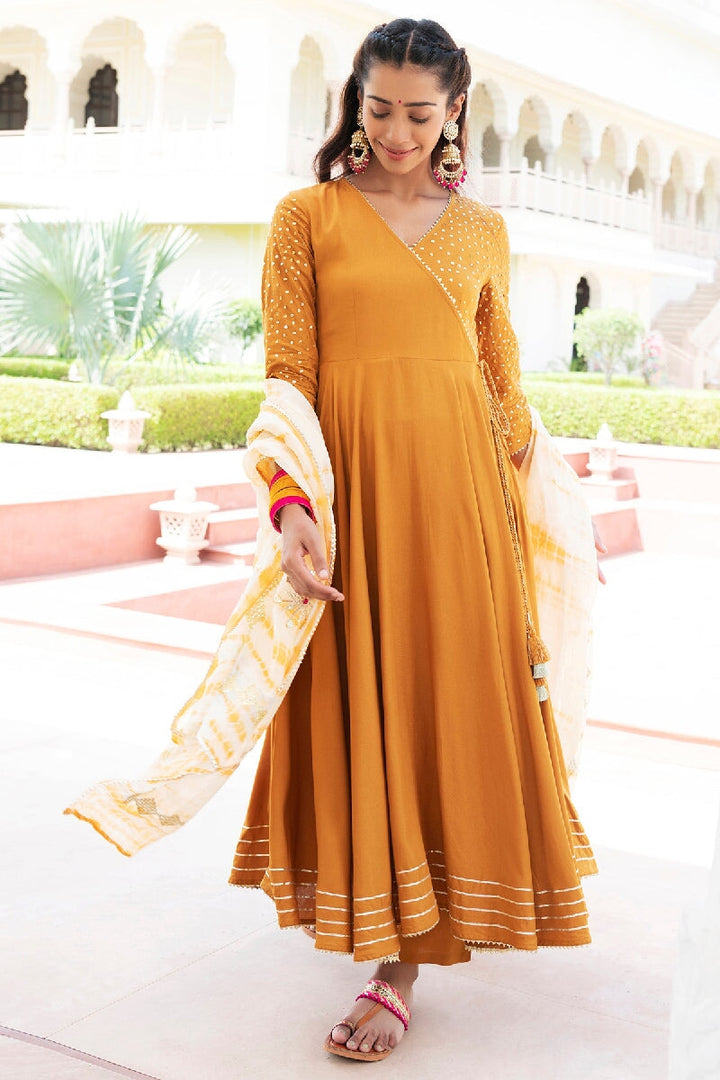 Gule Asharfi Gold Pailletten Angrakha Kurta mit Hose & Dupatta